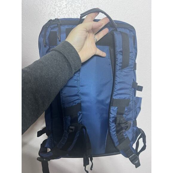 Oakley NEW Backpack Blue Outdoor Backpack Compartments Insulated Pocket - Picture 15 of 16